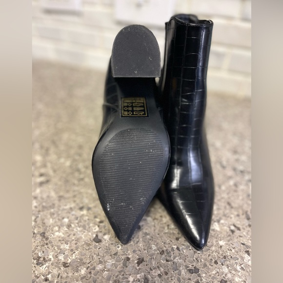 Black Booties - Pointed Toe Mid Block Heel (Crocodile) - Picture 3 of 3